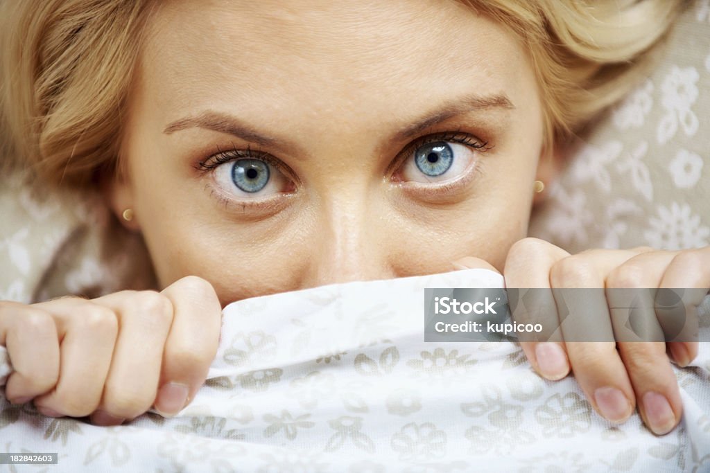 Woman lying in bed no queremos Despierte - Foto de stock de 20-24 años libre de derechos