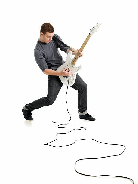 joven tocando la guitarra - isolated on white studio shot guitar young men fotografías e imágenes de stock