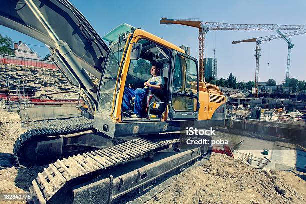 Operator Obsługuje Excavator - zdjęcia stockowe i więcej obrazów Machinery - Machinery, Ciężki, Kierować