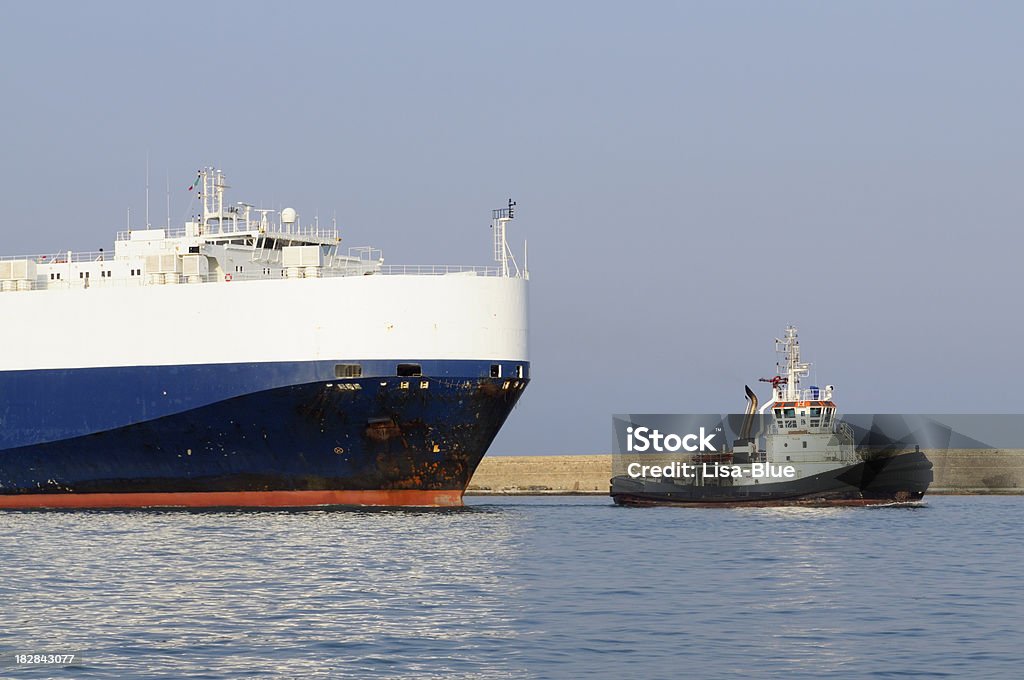 Nave Container con Rimorchiatore - Foto stock royalty-free di Affari internazionali