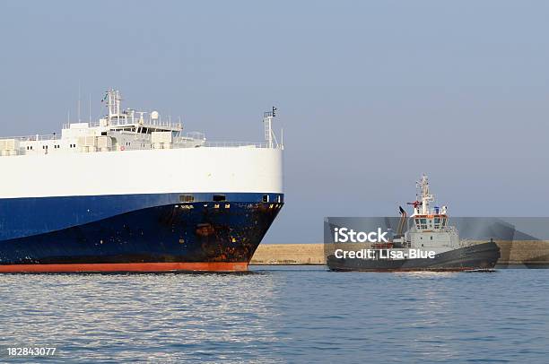 Nave Container Con Rimorchiatore - Fotografie stock e altre immagini di Affari internazionali - Affari internazionali, Attrezzatura di sicurezza, Banchina