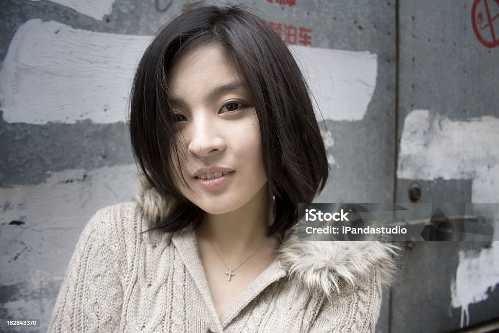 Donna asiatica in strada - Foto stock royalty-free di 2000-2009