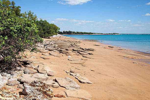 fannie bay em darwin território do norte austrália - darwin northern territory australia beach - fotografias e filmes do acervo