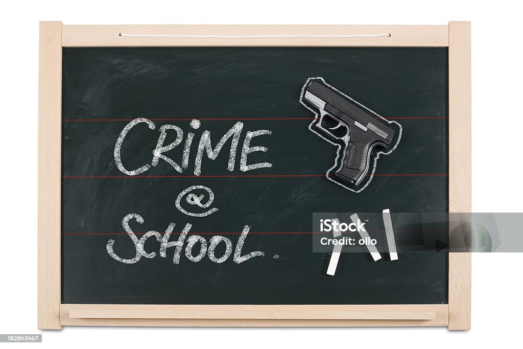 Tableau, pistolet et la craie de la criminalité au concept de l'école - Photo de Arme à feu libre de droits