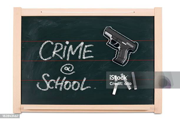 Foto de Quadro Negro Giz Revólver E A Criminalidade No Conceito De Escola e mais fotos de stock de Arma de Fogo