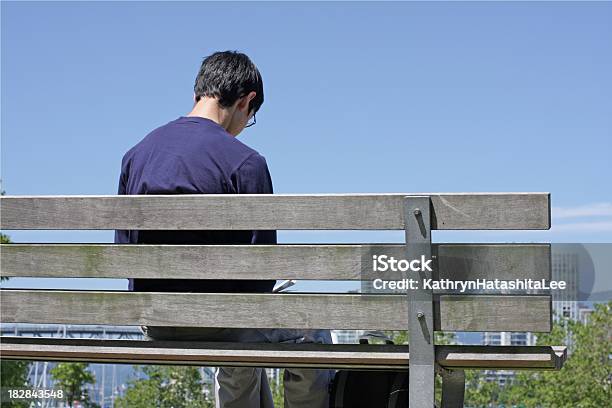 Canadaian Macho Teen Sencuentra Solo En Un Parque De Banco Vancouver Foto de stock y más banco de imágenes de Adolescente