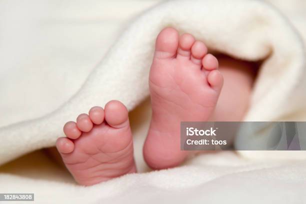 Closeup Of 신생아를 진찰해야 피트 미만의 총괄 Xxl 발바닥에 대한 스톡 사진 및 기타 이미지 - 발바닥, 아기, 누워있기