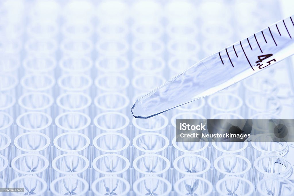 Dropper e Microtiter prato - Foto de stock de Biologia royalty-free