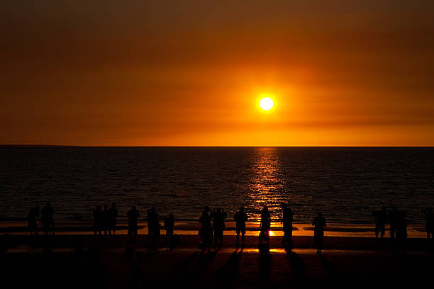 darwin pôr do sol - darwin northern territory australia beach imagens e fotografias de stock