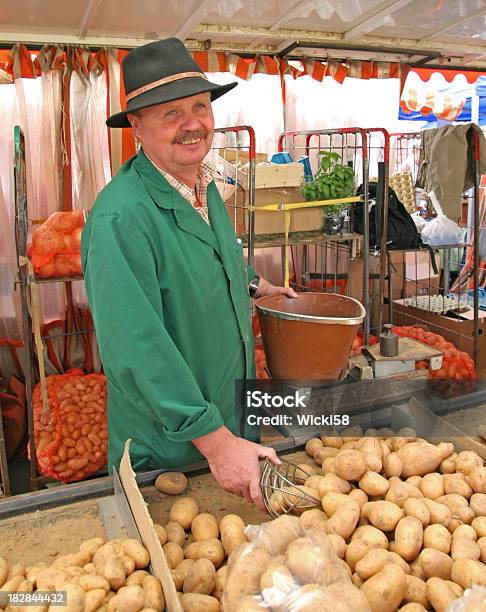 Фермер Продавать Картофель — стоковые фотографии и другие картинки Сырой картофель - Сырой картофель, Зрелый мужчина, Ходьба по магазинам