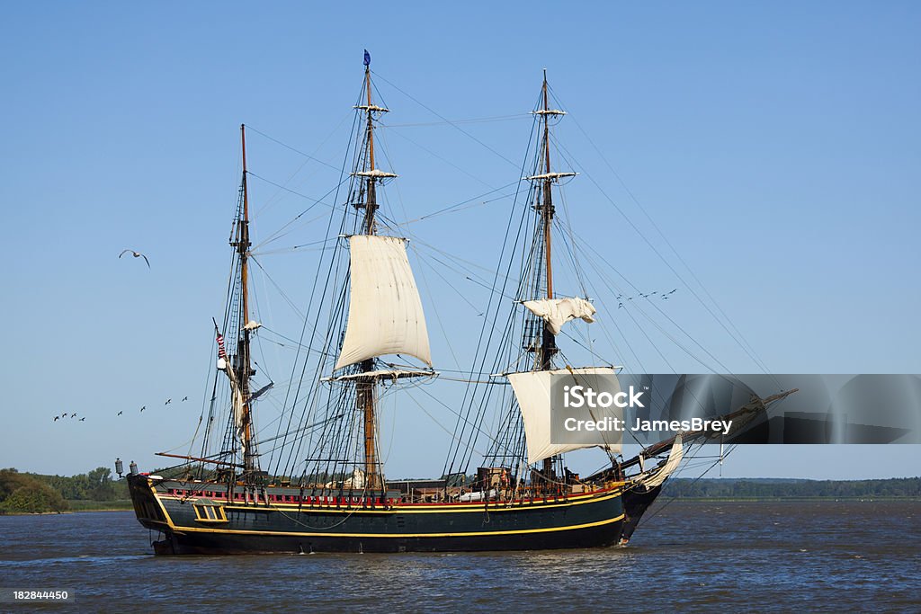 Caravela sobre a velejar, Sails ser Unfurled - Foto de stock de Antiguidade royalty-free