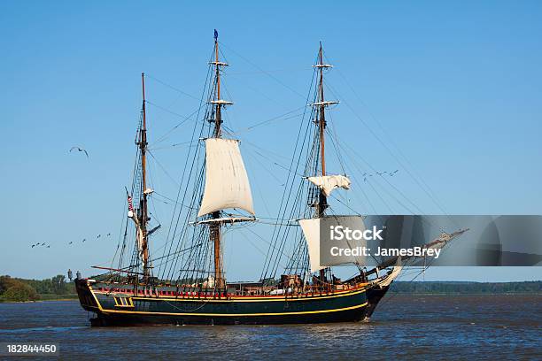 Foto de Caravela Sobre A Velejar Sails Ser Unfurled e mais fotos de stock de Antiguidade - Antiguidade, Aventura, Azul