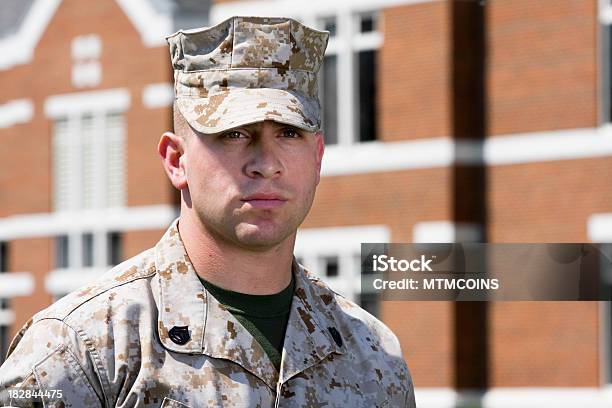 Marine In Der Schule Stockfoto und mehr Bilder von United States Marine Corps - United States Marine Corps, Europäischer Abstammung, Betrachtung