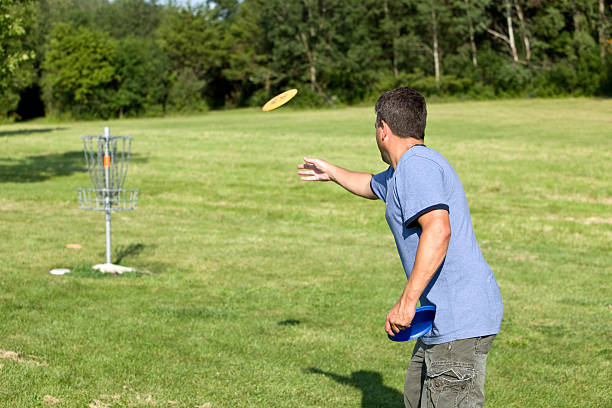 Hombre tirando de Golf disco - foto de stock