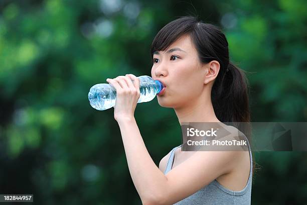 Fitness Im Freien Und Trinkwasserxl Stockfoto und mehr Bilder von Aerobic - Aerobic, Asiatischer und Indischer Abstammung, Atemübung