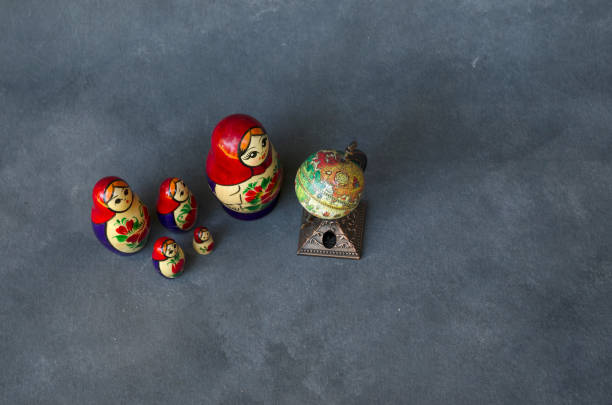 マトロシカ家、またはマムシュカ家、母子 - russian nesting doll babushka doll matroshka ストックフォトと画像