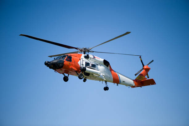 helicóptero da guarda costeira - rescue helicopter water searching imagens e fotografias de stock