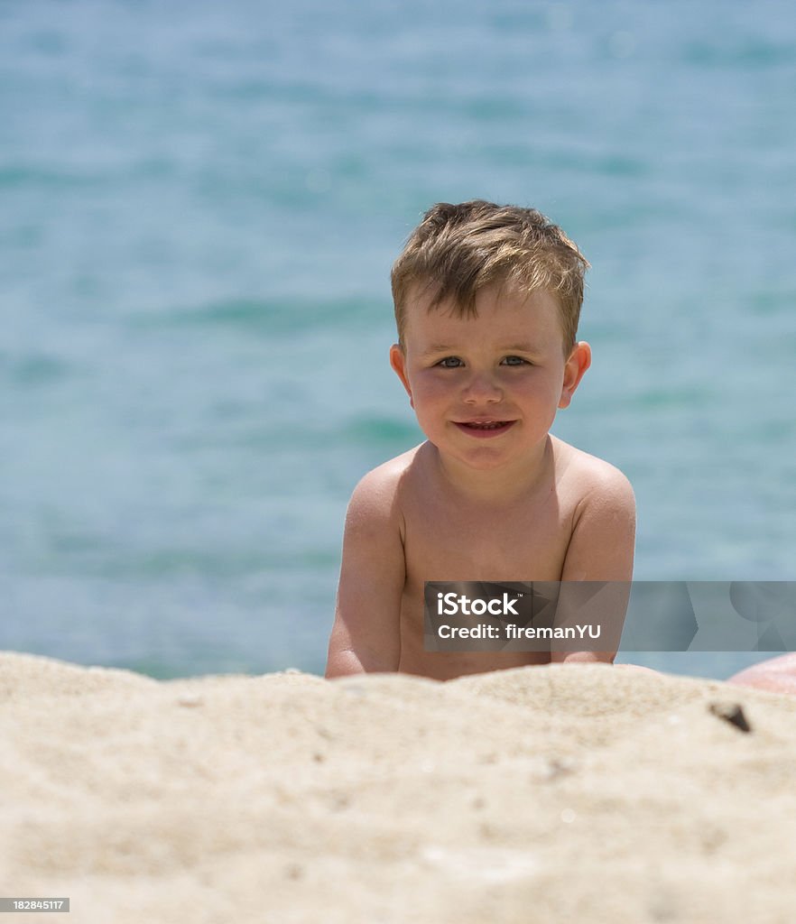 Niño en la playa de arena - Foto de stock de 18-23 meses libre de derechos