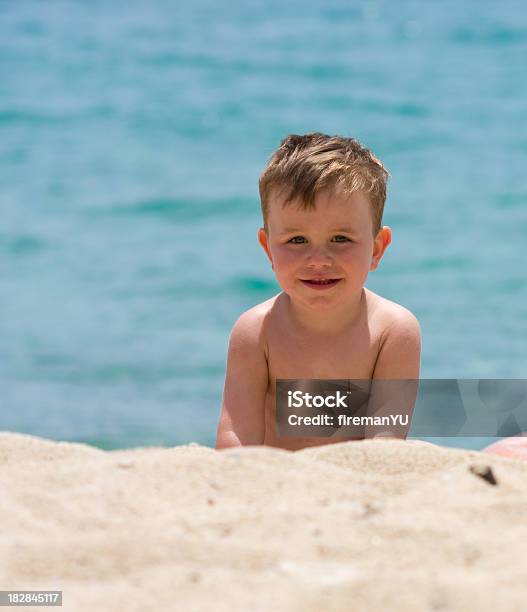 Niño En La Playa De Arena Foto de stock y más banco de imágenes de 18-23 meses - 18-23 meses, Agua, Aire libre