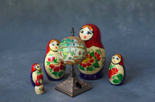 mamushka, bonecas russas decidindo onde ir nas férias - russian nesting doll wood family teamwork - fotografias e filmes do acervo