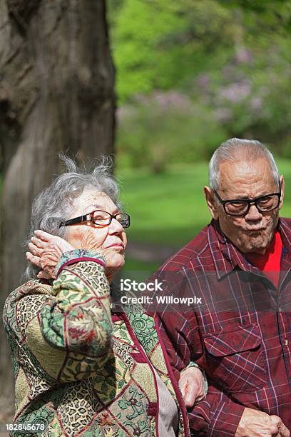 Senior Hombre Y Mujer Funny Caras Foto de stock y más banco de imágenes de 80-89 años - 80-89 años, Abuela, Abuelo