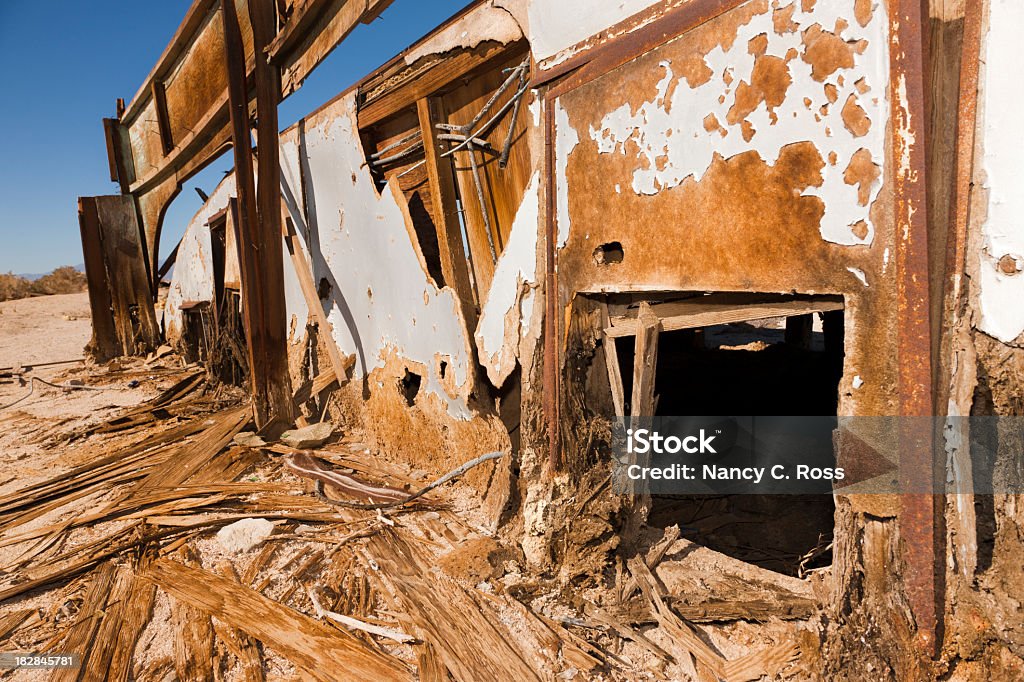 Abandonado remolques, Splintered madera, alineándose de hecho, mar Salton, Grunge - Foto de stock de Abandonado libre de derechos