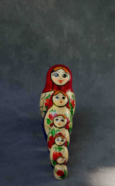 famiglia mamushka, bambole russe ordinate dal meno al più grande - russian nesting doll babushka matroshka art foto e immagini stock