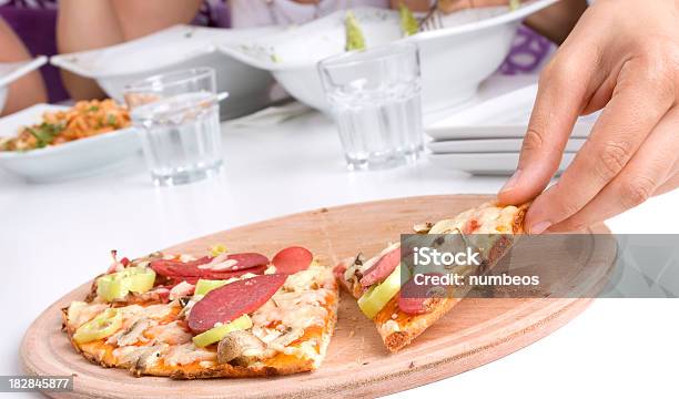 Photo libre de droit de Prenez Une Part De Pizza banque d'images et plus d'images libres de droit de Aliment - Aliment, Aliment en portion, Alimentation lourde