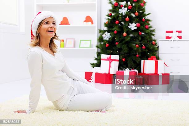 Retrato De Hermosa Mujer Sentada Detrás De Su Árbol De Navidad Foto de stock y más banco de imágenes de Adorno de navidad