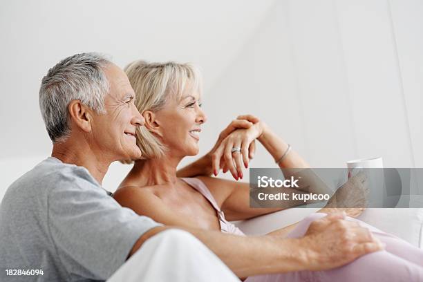 Romantisches Altes Paar Mit Frau Holding Kaffee Tasse Stockfoto und mehr Bilder von Profil