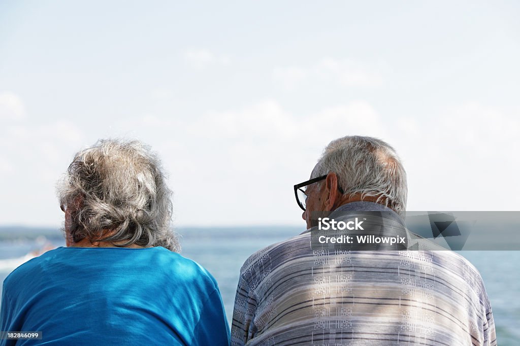 Alter Mann Frau paar beobachten Lake Wasseraktivitäten - Lizenzfrei 80-89 Jahre Stock-Foto