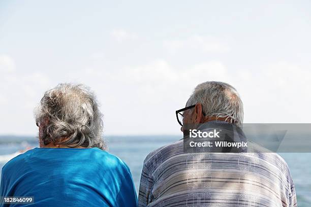 Alter Mann Frau Paar Beobachten Lake Wasseraktivitäten Stockfoto und mehr Bilder von 80-89 Jahre