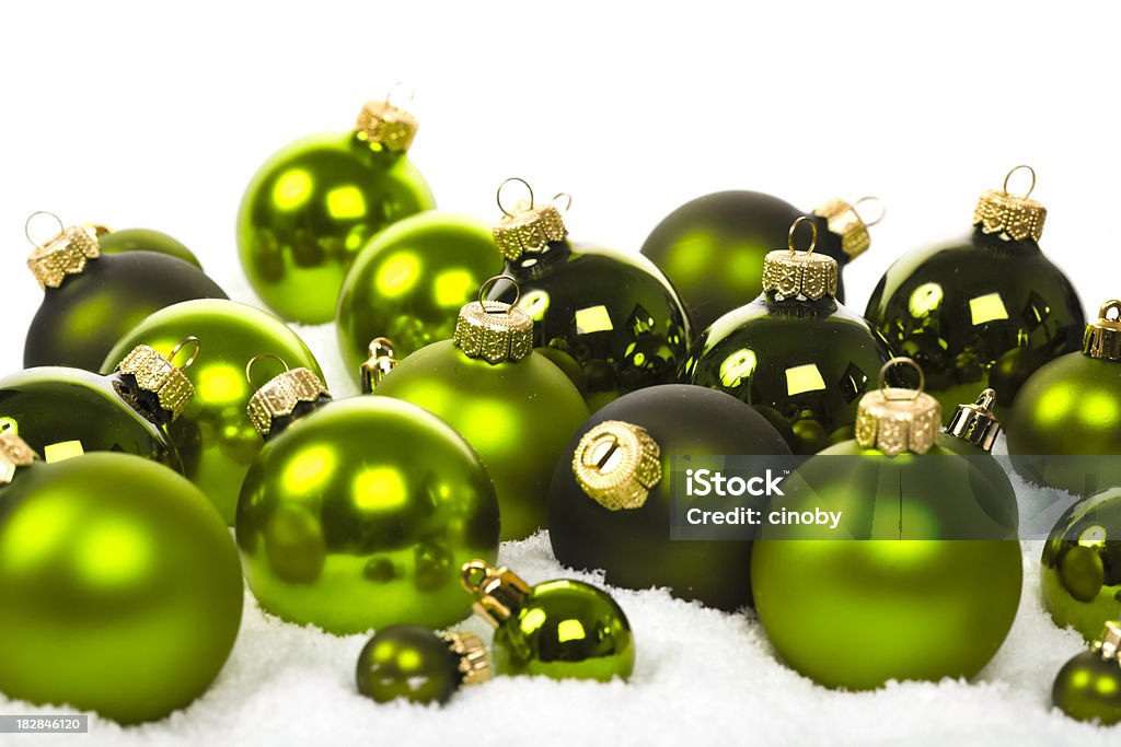 Manzana verde Baubles en la nieve - Foto de stock de Adorno de navidad libre de derechos