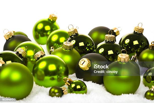 Manzana Verde Baubles En La Nieve Foto de stock y más banco de imágenes de Adorno de navidad - Adorno de navidad, Verde - Color, Pila - Arreglo