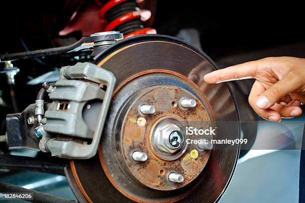 Foto de Mecânico Apontando No Travão Rotor e mais fotos de stock de Carro - Carro, Quebrado, Freio - Parte de Veículo