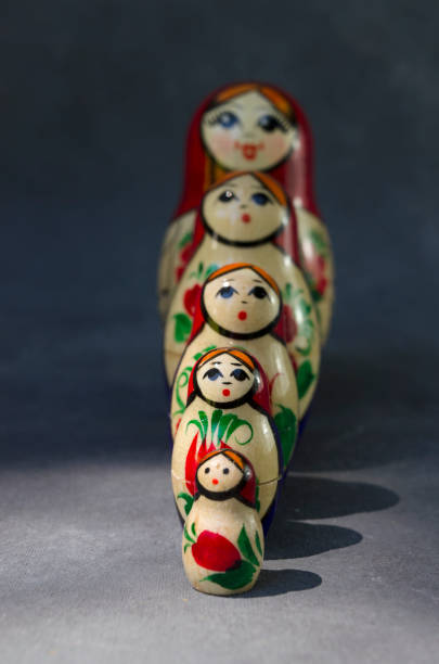 file dalla più piccola alla più grande matroshka, bambole russe in legno dipinte a mano - russian nesting doll babushka matroshka art foto e immagini stock