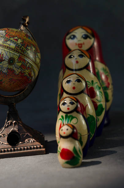 família tradicional do mundo, bonecas matroishka russas - russian nesting doll wood family teamwork - fotografias e filmes do acervo