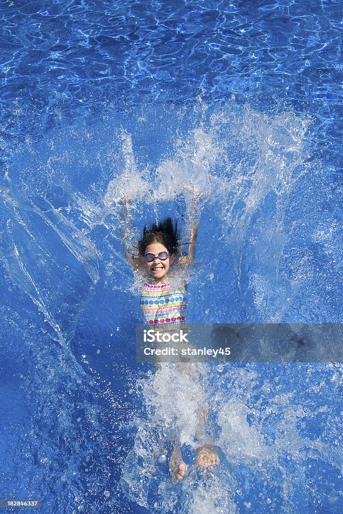 Bambino cadere indietro in piscina - Foto stock royalty-free di Bambino