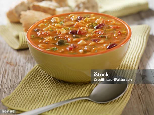 Foto de Sopa Minestrone Com Crosta De Pão e mais fotos de stock de Feijão - Feijão, Massa, Minestrone