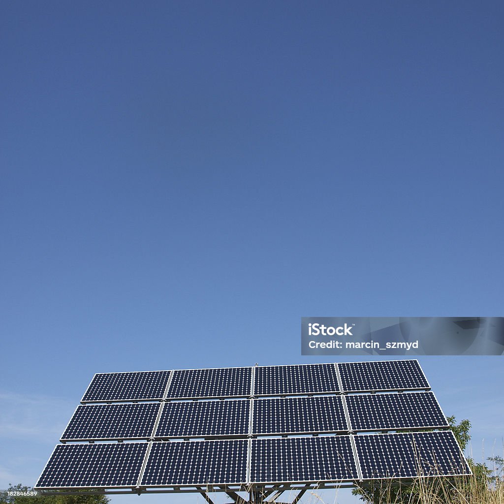 Painel Solar com o sol sistema de acompanhamento - Royalty-free Azul Foto de stock