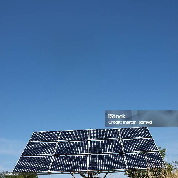 Painel Solar Com O Sol Sistema De Acompanhamento - Fotografias de stock e mais imagens de Azul - Azul, Central de Energia Solar, Coleção