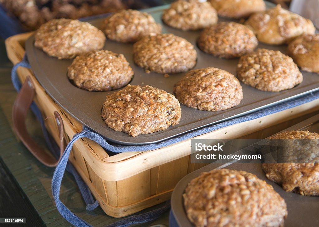 Muffin appena sfornati caldi dal forno - Foto stock royalty-free di Muffin - Dolci