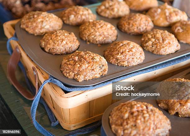 Muffin Appena Sfornati Caldi Dal Forno - Fotografie stock e altre immagini di Muffin - Dolci - Muffin - Dolci, Farina d'avena, Carota