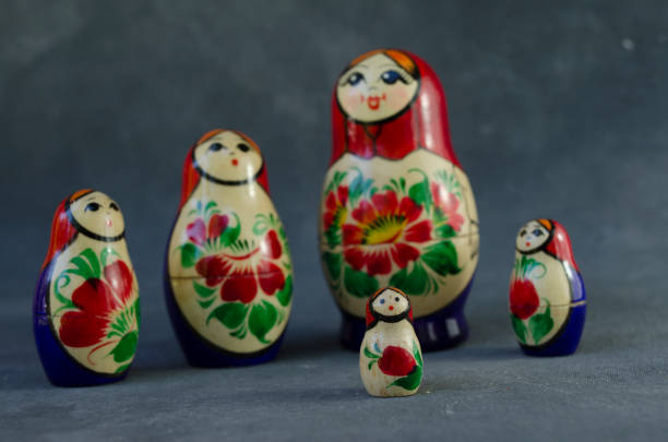bambole matroshka russe con focus selettivo sul figlio minore - russian nesting doll babushka matroshka art foto e immagini stock