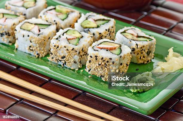 Sushi - zdjęcia stockowe i więcej obrazów Awokado - Awokado, Bambus - Tworzywo, Bambus - Wiechlinowate