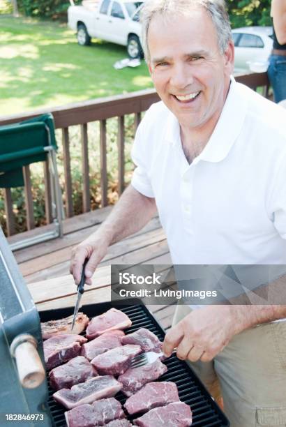 Familia Barbacoa Foto de stock y más banco de imágenes de Adulto - Adulto, Aire libre, Alegre