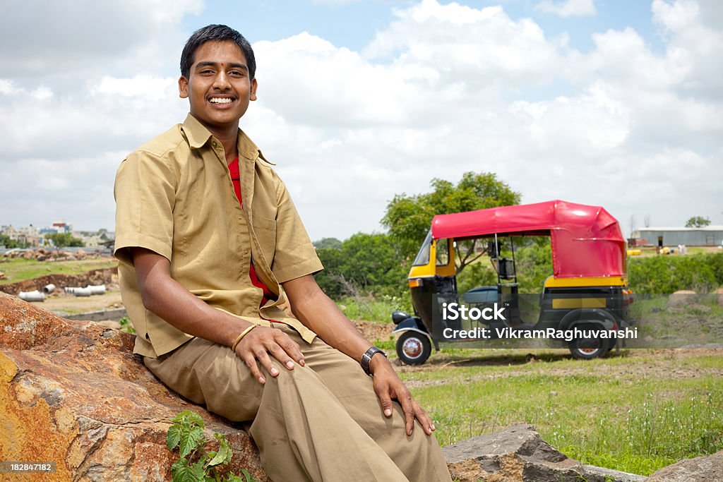 Giovane allegro indiano Auto Guidatore di risciò - Foto stock royalty-free di Cultura indiana