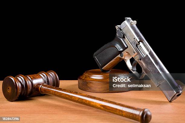 압살했다 의사봉 권총 테이블 범죄로 형벌 컨셉입니다 총에 대한 스톡 사진 및 기타 이미지 - 총, 법, 인권