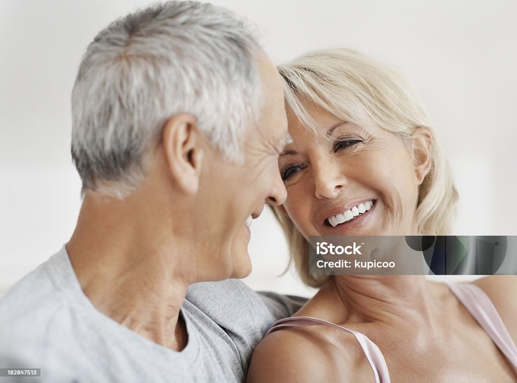 Alegre pareja madura Mirando a otro - Foto de stock de 50-59 años libre de derechos