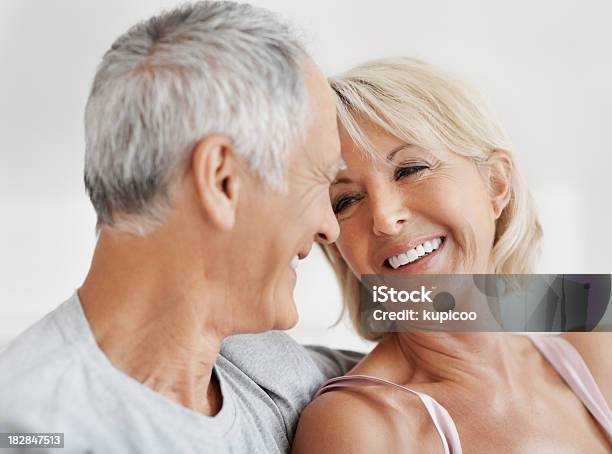 Alegre Pareja Madura Mirando A Otro Foto de stock y más banco de imágenes de 50-59 años - 50-59 años, 55-59 años, 60-64 años